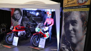 Jarno Saarinen får ett minnesmärke i Åbo. Åbo Motorklubbs 90-års utställning med Jarno Saarinens motorcyklar.