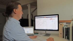 Heikki Tolvanen jobbar vid dataskyddsföretaget PrivacyAnt. Heikki Tolvanen jobbar vid datorn.