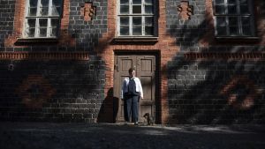 Intimitetskoordinatorer behövs på fältet och i utbildningarna. Pia Rickman står framför ett brunt och svart tegelhus.