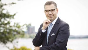 Keijo Hämäläinen är rektor vid Jyväskylä universitet. Keijo Hämäläinen poserar utomhus.