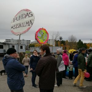 Föräldrar och elever protesterar vid S:t Karins svenska skola och Hovirinnan koulu.