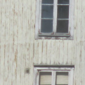 Ytterväggarna och fönsterkarmarna ser ut att vara i dåligt skick. Huvudbyggnaden på Bjurs i Ingå.