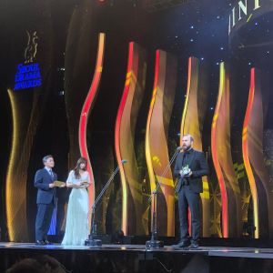 Ohjaaja Mika Kurvinen vastaanottaa Hopeinen lintu -palkinnon Seoul International Drama Awards -palkintogaalassa.