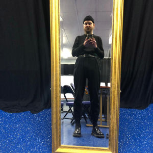 Samuli Putro ottaa selfietä kännykällä peilin edessä.