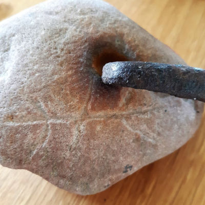 En sten där man ristat in ett bomärke.