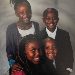 Carlene Mutiganda (framme till vänster) med sina yngre syskon Carlene Mutiganda framme till vänster med sina yngre syskon.