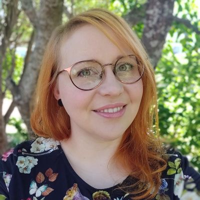 Annika Ljungberg står framför ett träd