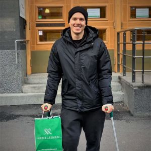 Anton Lindfors efter sin senaste operation i november 2020. Anton Lindfors med kryckor efter knäoperation.