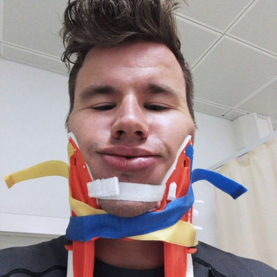 Robson tar en selfie med ett plaststöd fastspänt runt nacken.