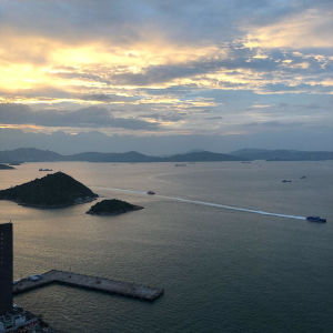 Innan tyfonen kom var vädret kolugnt i Hongkong. Då fotade Johanna Loo kännspaka Green Island, till vänster, och havet väster om staden från sitt fönster. Utsikt från västra Hongkong, Green Island till vänster.