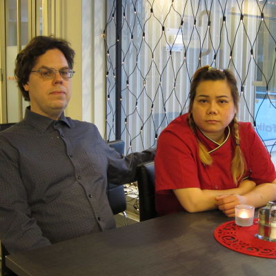 Joakim Snickars och hans fru Udomrak Yodkaew sitter bredvid varandra i en tom lunchrestaurang