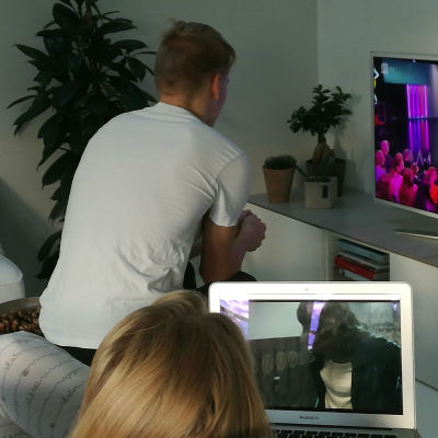 Två personer tittar på innehåll på Yle Arenan. Dena ena på dator och den andra på tv.