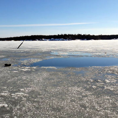 En stövel finns kvar på iskanten efter att en man räddats ur en isvak.