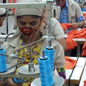 Kvinnor arbetar i en fabrik i Bangladesh.