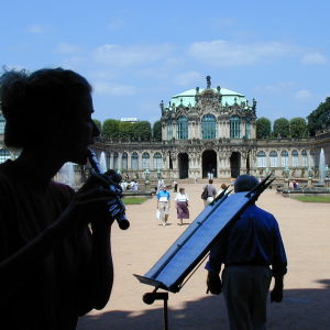 Nainen soittaa huilua Zwingerin puistossa Dresdenissä.