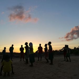 Kenian Makongenin kylässä tanssitaan Hula hulaa