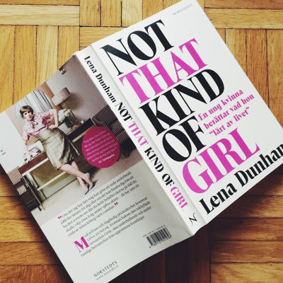 Boken Not that kind of girl går i vitt, svart och rosa.
