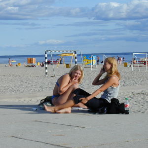 Nuoria naisia Pärnun uimarannalla.