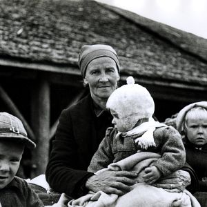 Kvinna med barn evakueras från Karelen, 1944