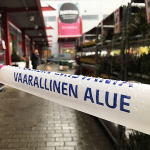 Avspärrningsband med texten "vaarallinen alue" utanför köpcentret där yrkesinstitutet i Kuopio håller till.