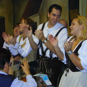 Kansallispukuisia saksalaisia Oktoberfestillä v. 1999.