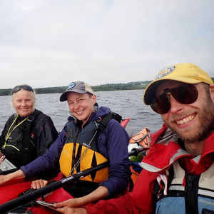Kaisa och Christoffer Leka med vännerna Ea och Antti paddlar genom Karelen. 