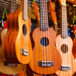 Flera hängande ukulelen.