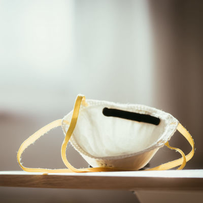 ett munskydd med gula band