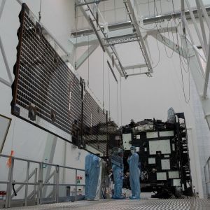 Solar Orbiterin aurinkopaneelien avautumista testataan. Jotta paneelit eivät kuumenisi liikaa, osa niiden pinnasta on peilipintaa. Lisäksi niitä voi myös kääntää siten, että paneelit ovat kriittisimpien hetkien aikaan sivusuunta kohti Aurinkoa. luotain testihallissa