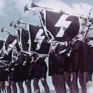 Hitlerin armeijan SS-tunnus symboloi miljoonia ihmishenkiä vaatinutta kansanmurhaa.