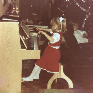 Musiikki on ollut Maaret Kalliolle tärkeätä jo lapsesta asti. Maaret Kallio soittaa pianoa lapsena.