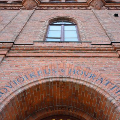 Vaasan hovioikeuden massiivinen pääovi.