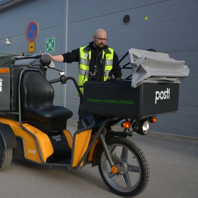 Vaasan Postin työsujeluvaltuutettu Mika Koskimäen mukaan uusi sähöskootteri parantaa työturvallisuutta merkittävästi, kun jakaja pääsee ajaen aivan postilaatikoiden viereen.