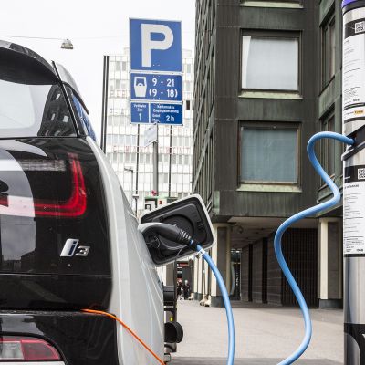 sähköauto latauksessa