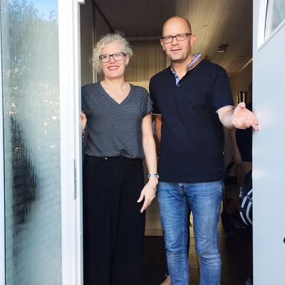 nainen ja mies kotiovella