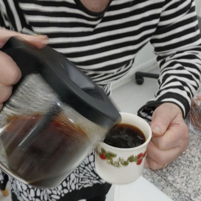 seniori kaataa kahvia