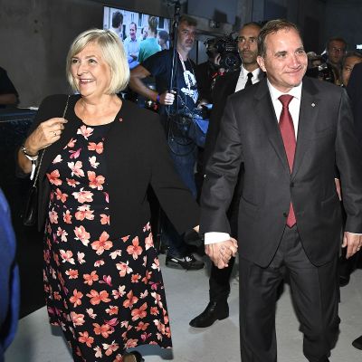 Ulla ja Stefan Löfven saapuivat Sosiaalidemokraattien vaalivalvojaisiin Tukholmassa.