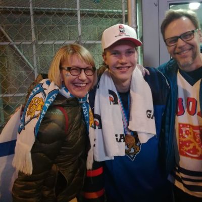 Katja, Oskari ja Jyrki Laaksonen.