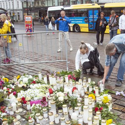 Ihmiset toivat kynttilöitä puukkoiskun uhrien muistolle Turun kauppatorille 19. elokuuta 2017.
