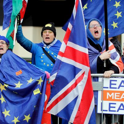 Brexitin vastustajat osoittivat mieltään parlamenttitalon edustalla Lontoossa maanantaina.