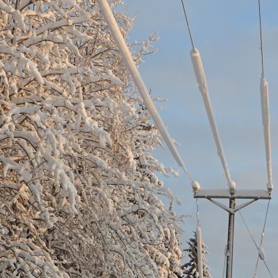 sähkölinjoja lumen peitossa