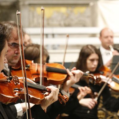 viulistit soittavat konsertissa