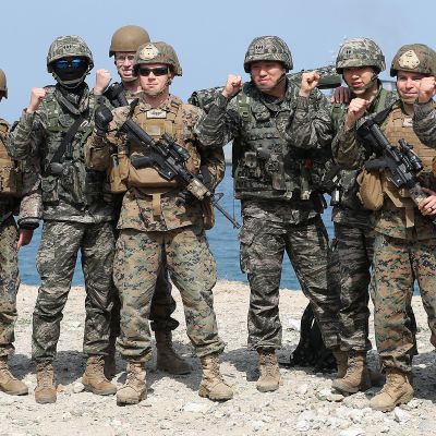 Etelä-Korean ja Yhdysvaltojen armeijan sotilaat poseerasivat valokuvaajalle sotaharjoituksessa Pohangissa huhtikuussa 2018.
