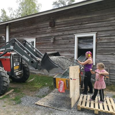 Hallan tuvan vanhaan hirsirakennukseen vaihdetaan maa-ainesta.