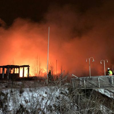 Punaiset liekit lyövät tanssilava Törmän palaessa Joensuussa.