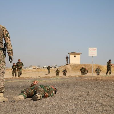 Suomalaiset kriisinhallintajoukot antavat taistelulääkintäkoulutusta peshmerga-sotilaille Erbilin lähettyvillä Irakissa loppuvuodesta 2019.