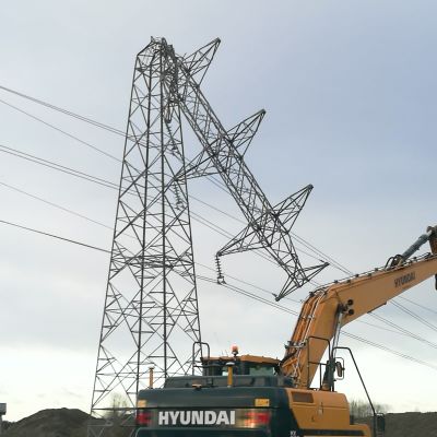 Katkennut 110kV Lahti Energian sähköpylväs.