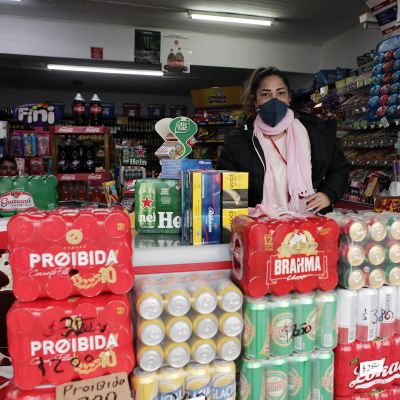 Hiromi Tomen mukaan uruguaylaiset ostavat etenkin tummaa olutta. Hänen isoisänsä perusti liikkeen 50 vuotta sitten. Nyt osa tuotteista on vanhenemassa.