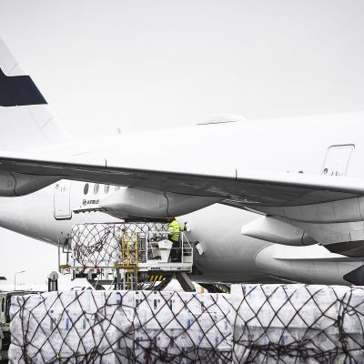 Huoltovarmuuskeskuksen tilaamia koronaviruksen leviämisen ehkäisemiseen tarkoitettuja suojavarusteita kuljettava rahtikone Helsinki-Vantaan lentokentällä Vantaalla 15. huhtikuuta