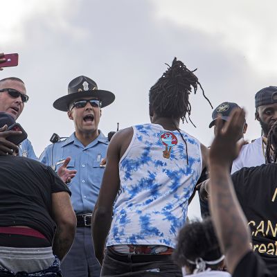 Poliiseja ja mielenosoittajia lähellä ampumispaikkaa Atlantassa lauantaina.